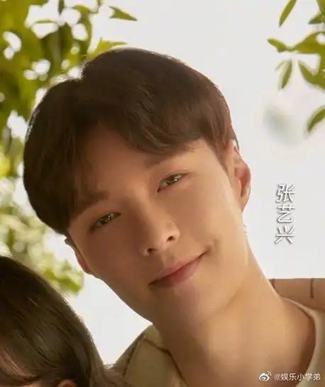 张艺兴彭昱畅张子枫春日写真