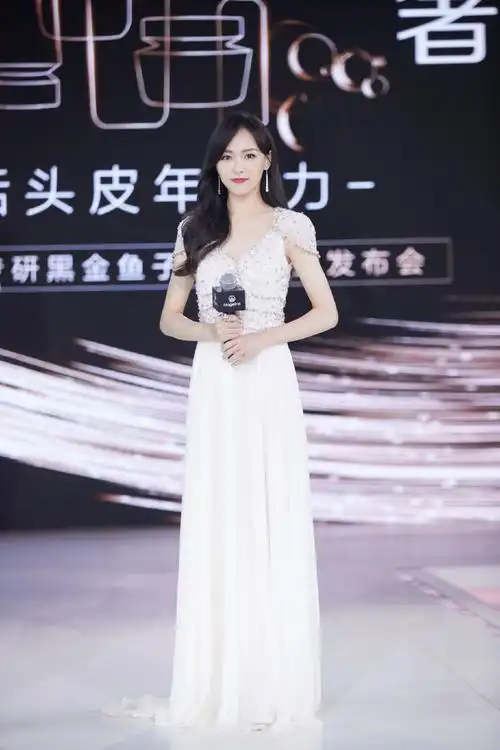 > 唐嫣白裙唯美性感品牌活动图片(3/5)