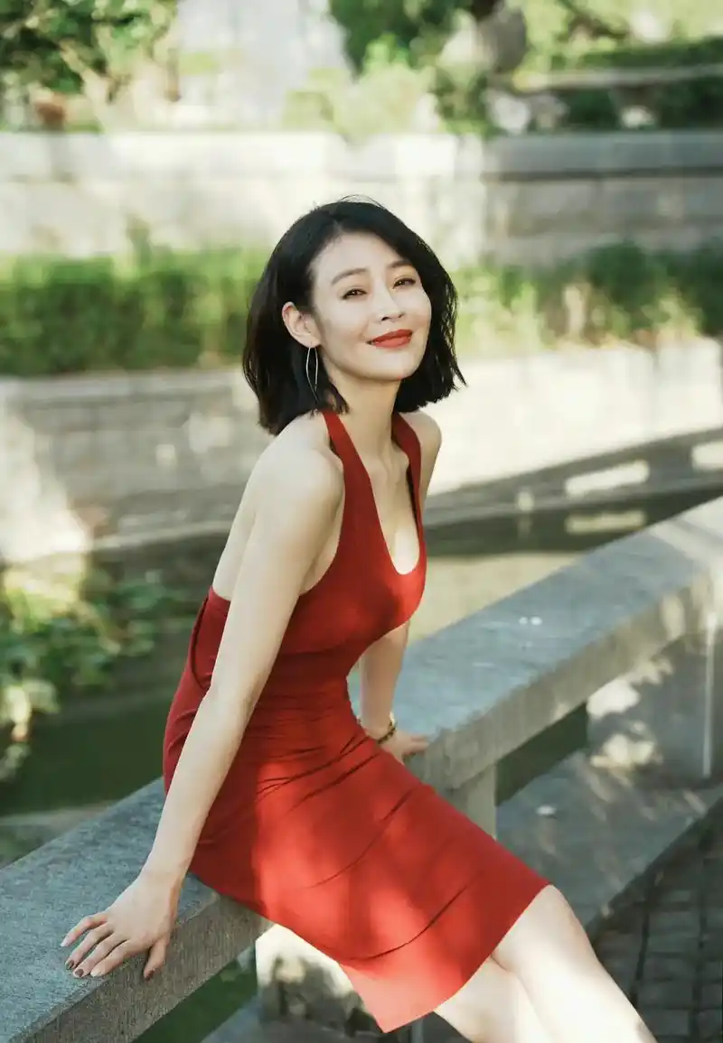 于明加大胆穿着,极致的红与明亮的绿,撞色起来还挺好看