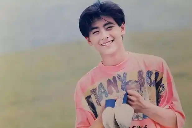 林志颖少时照片,白色西装模样俊俏.林志颖脸庞稚嫩.