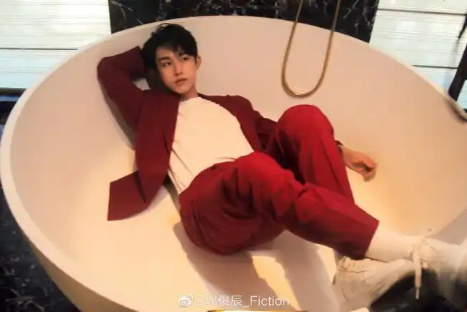 郭俊辰突如其来的自拍##郭俊辰晒自拍三宫格