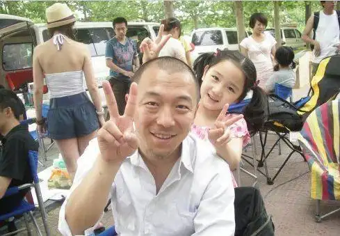 44岁黄渤一家近照老婆长得一言难尽7岁女儿颜值逆袭软萌可爱