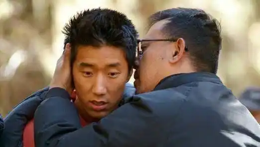 房祖名为27岁柯震东庆生,5人合影照c位最抢镜,曾是长发如今寸头