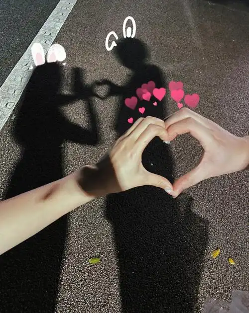 路灯下两个影子一个是我的另一个也是我的