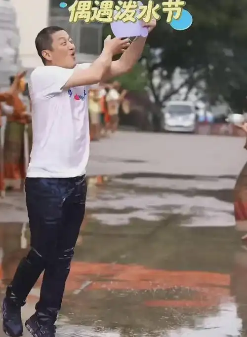 李亚鹏向社会公布的身高在一米八之间,从现场的照片来说应当是没有