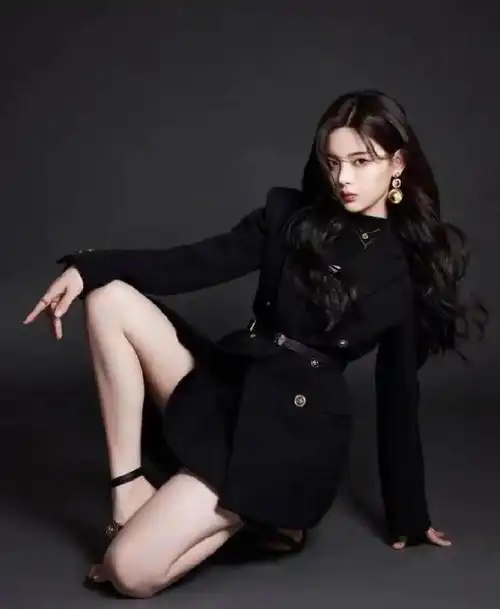 当杨超越穿上"正常码数"的西装,我才发现她原来这么瘦!