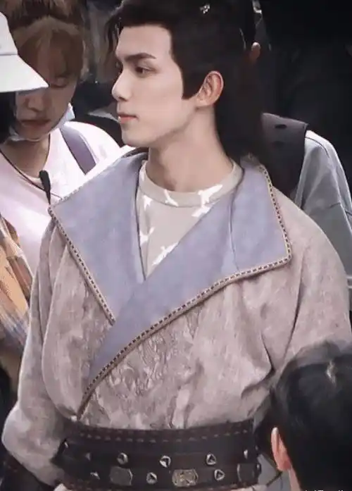 吴磊《长歌行》路透:身穿古装回眸很飒气,与小时候有明显对比!