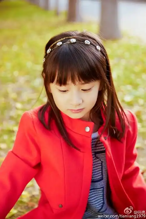 田雨橙森碟红衣写真坐在落叶上文艺唯美图片