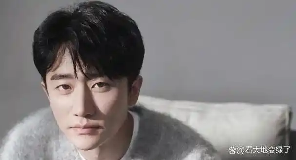 当红演员黄轩分手父亲早逝后我跟妈妈相互逼婚的日子