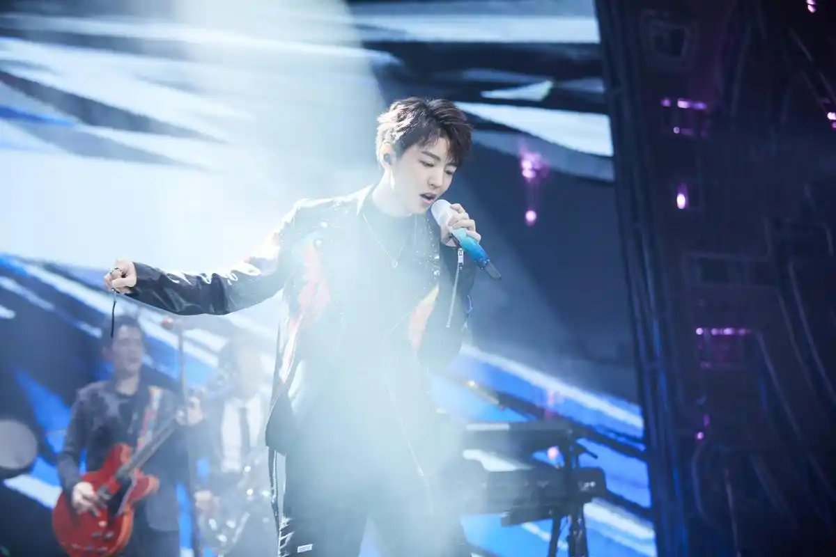 「全程回顾」王俊凯《我们的乐队》第二期 印花皮衣摇滚炸裂全场