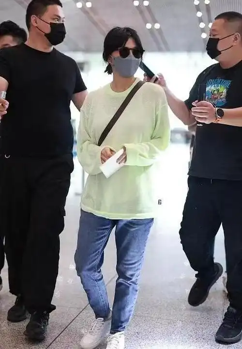 孙燕姿被大批粉丝追捧,素颜皮肤黝黑脸还肿,打扮清新却暴露年龄