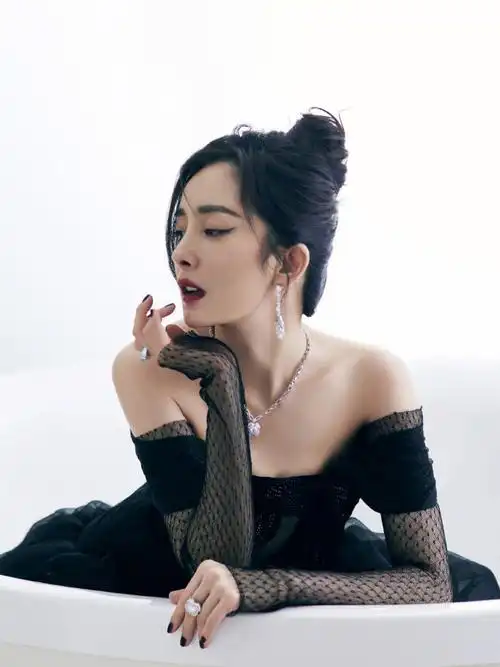 杨幂一字肩深v黑纱裙