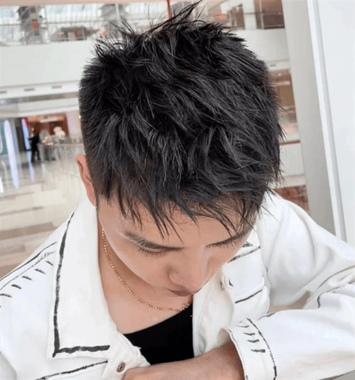 少年感十足烫发发型,帅气清爽,蓬松立体有型