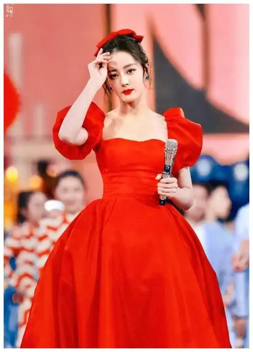 迪丽热巴红色泡泡袖公主裙造型