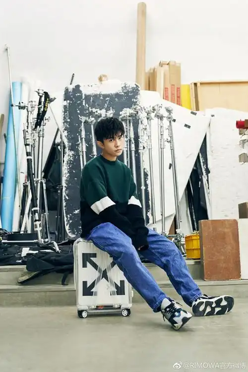 易烊千玺也喜欢上了rimowa x off-white? 联名款