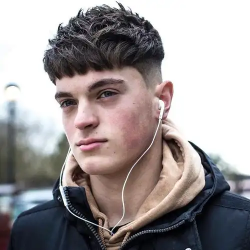 复古三七分发型