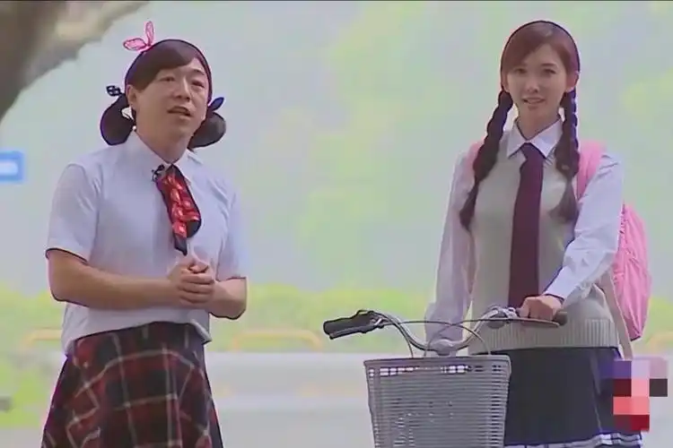 比如,黄渤在《极限挑战》里扎双马尾,戴蝴蝶发卡,穿校服扮演女高中生.