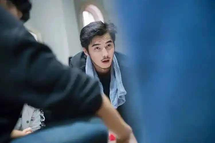 金世佳劈腿李沁王鹤棣挤走易烊千玺迪丽热巴和鹿晗在一