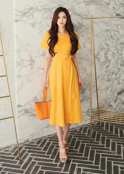 黄色连衣裙搭配黄色高跟鞋精致时尚说不尽的温柔可人