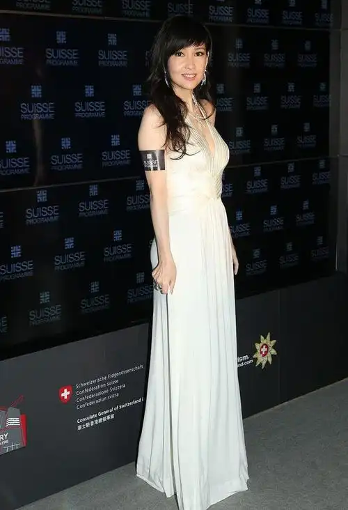 白色真的很纯洁周慧敏穿白色抹胸短裙看着也不低俗