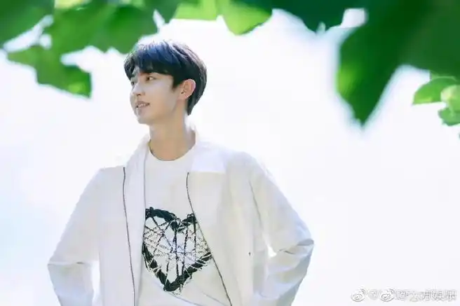 郭俊辰可以把校服焊身上吗##郭俊辰16岁校服照好青涩