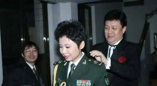 张楠是董文华的初恋,两个人相识在十七八岁的年纪.