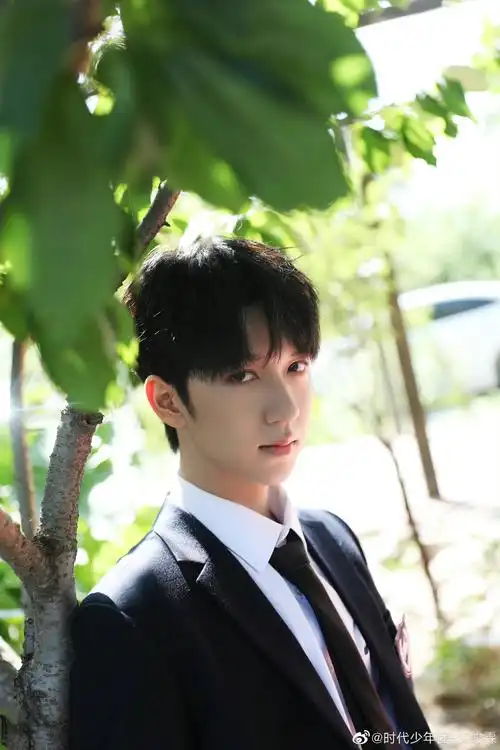 贺峻霖分享了一组少年感写真 校服造型yyds!__财经头条