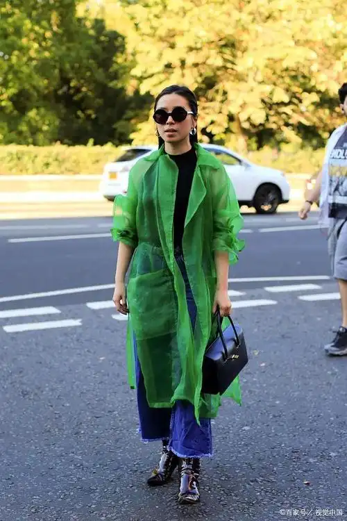 墨绿色上衣配什么颜色裤子