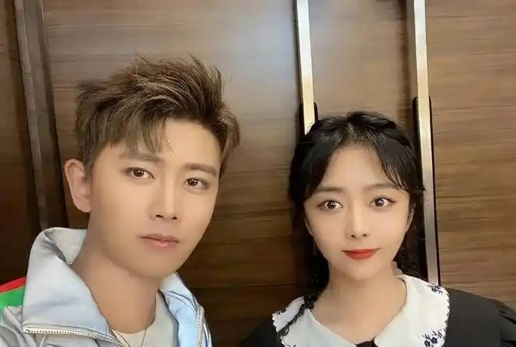 任嘉伦:从运动员到明星,爆红时公布恋情,如今一家三口幸福美满_聂欢