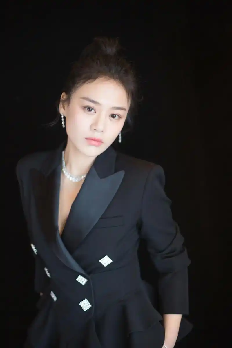 马思纯黑色西服套装性感写真