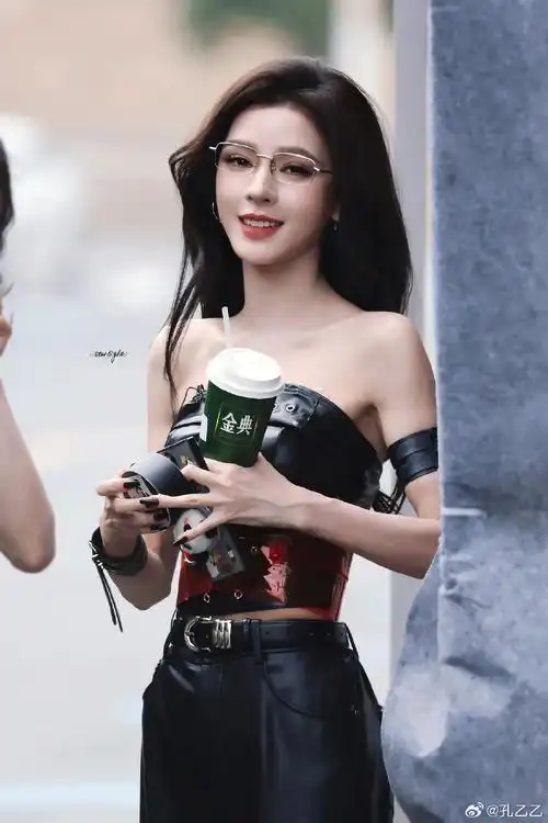 请张予曦把眼镜焊在脸上