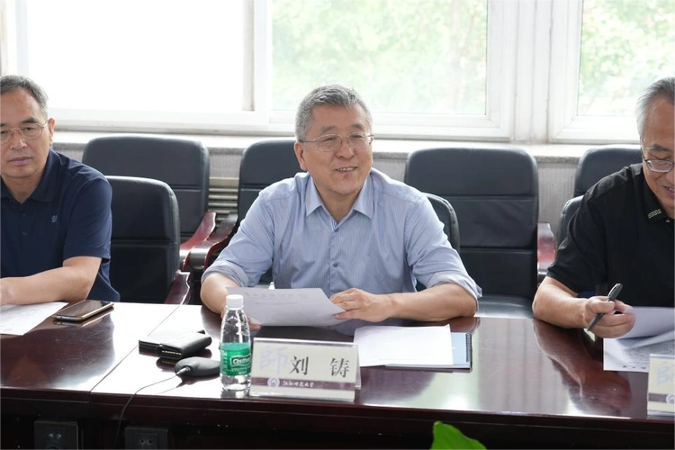 副校长刘铸向考察团介绍学校情况那曲市职业技术学校党委书记丁涛介绍