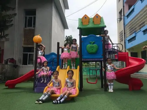 小燕子幼儿园毕业照 ——我们毕业了又一年,清蝉歌唱爬上树梢.