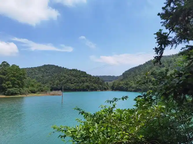 蓝天白云的绿水青山就是金山银山油画般的感觉