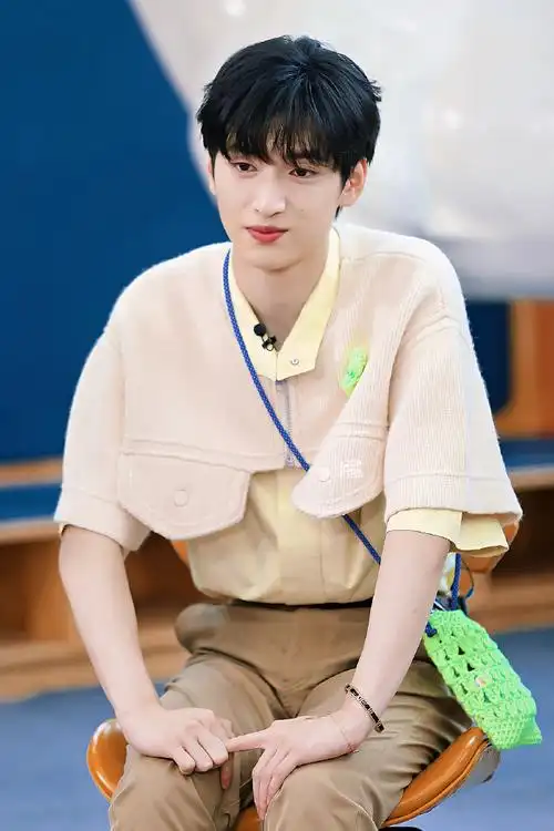 严浩翔超话#严浩翔 拽甜系#带我再回到水汽弥散的蓝色夏天.