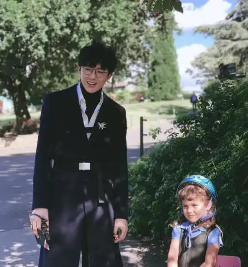 赵露思刘宇宁情歌对唱,并排站却尽显距离感,牵手遭机械臂阻挡