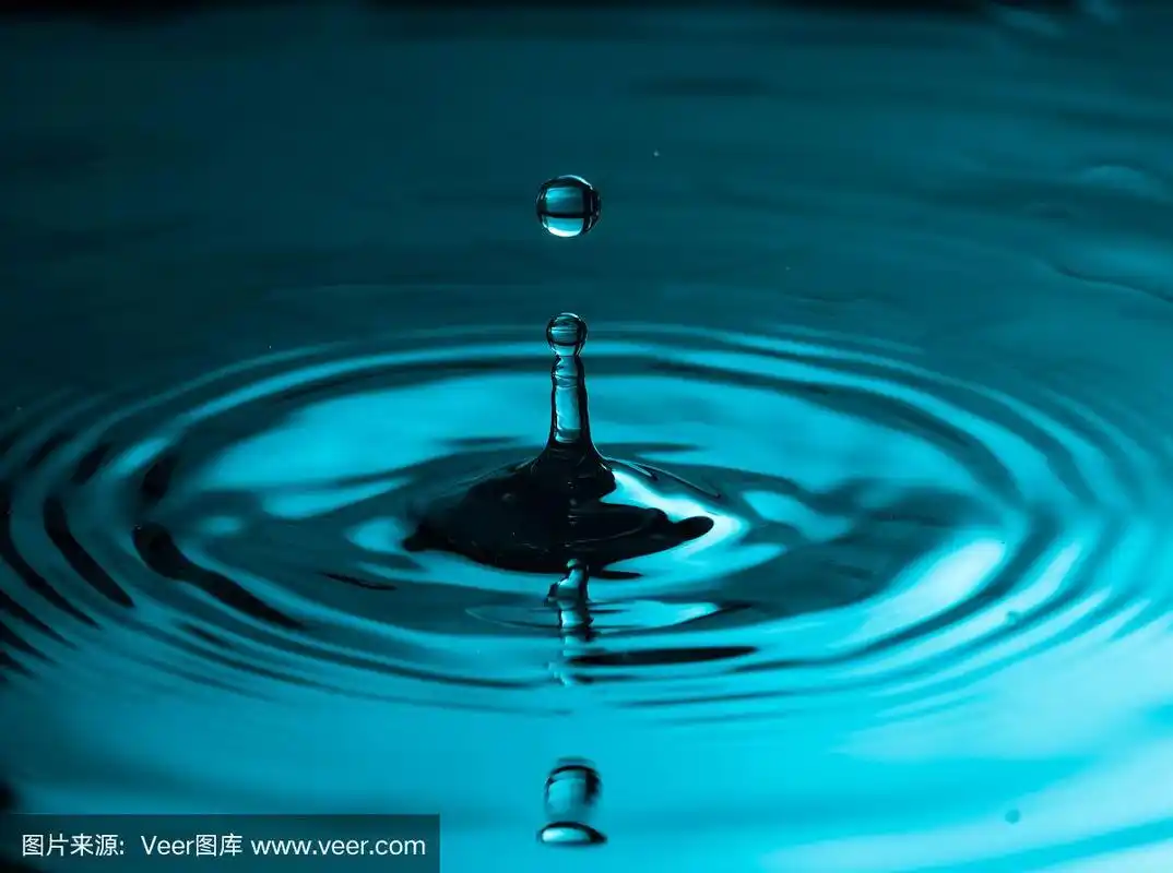 完美的水滴溅入平静的水面,激起涟漪