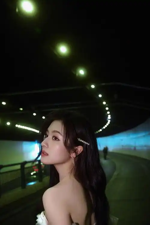 李兰迪留了长发