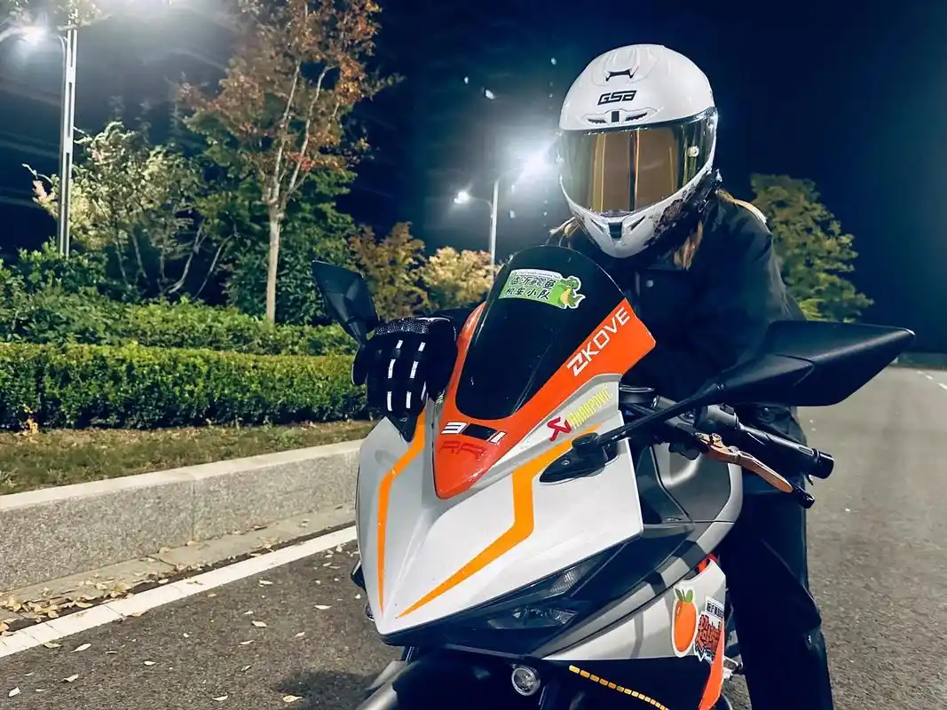 风又起 叶落地 思念更浓郁.#夜骑 #机车摄影 #我的骑行日 - 抖音