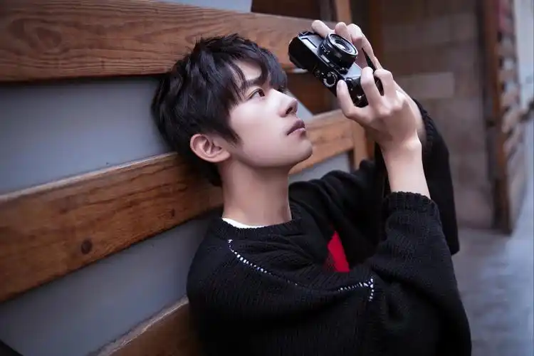 易烊千玺绝美4k壁纸,高清电脑背景图,4500x3000像素免费下载