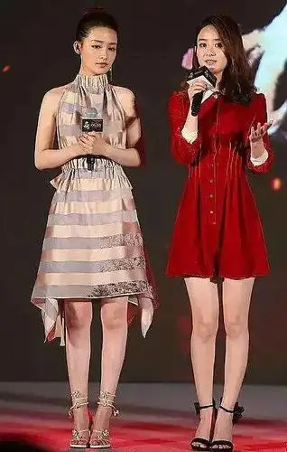 当不到160的赵丽颖碰上身高165的张天爱李沁说谎的那位真的尴尬