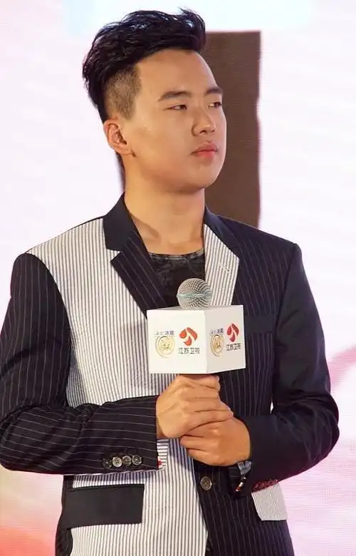 郭麒麟新造型好失败剪寸头真要慎重少年感穿搭都难拯救