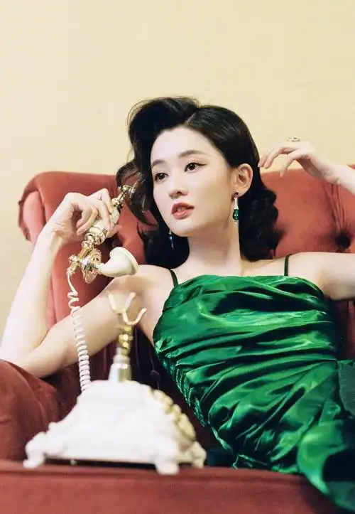 看过《欢乐颂》的人,都认识扮演关雎尔的乔欣,剧中的关关是个家境良好