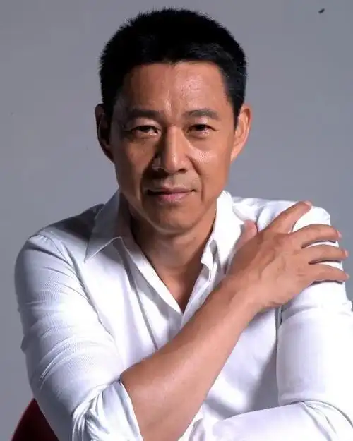 演员张丰毅,二婚娶小12岁霍凡,洗衣做饭都是他