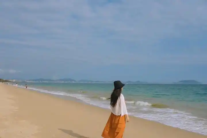 沙滩拍照的道具,大海和椰子真的是一个最佳搭档呀,看这一张照片,是不