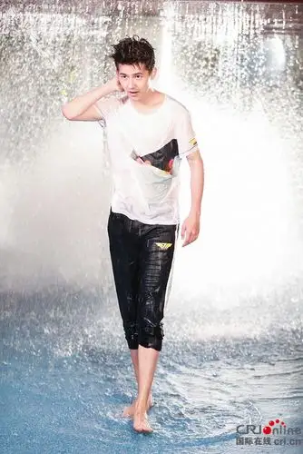 高能完美收官刘昊然毕业上演湿身诱惑