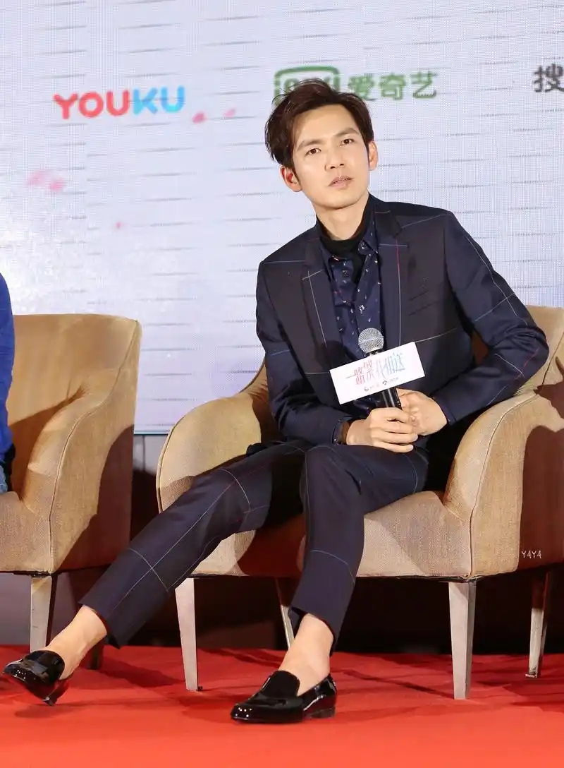 不得了,要伸出天际了!看这些年钟汉良逆天的大长腿