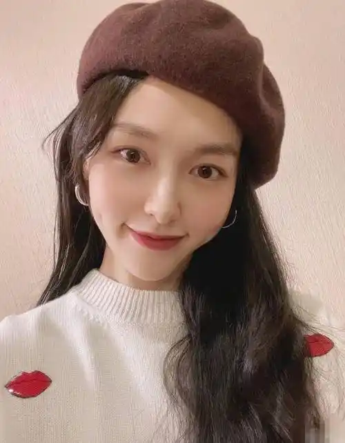 原创唐嫣分享自拍皮肤状态似花季少女嘟嘴卖萌可爱满分