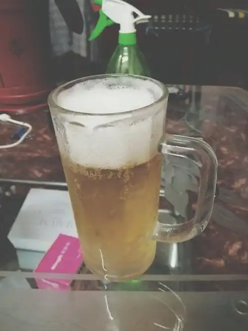 一个人在家里偷偷买了啤酒喝,带.