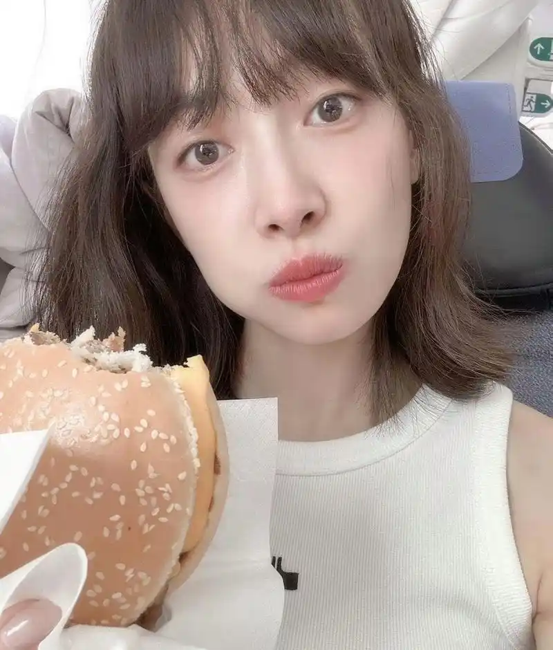 宋茜晒自拍表情呆萌,手里拿着汉堡有点搞怪,她最近越来越白皙了,镜头
